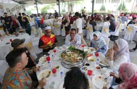 MB rai 300 petugas ibadah korban, nikmati jamuan bersama