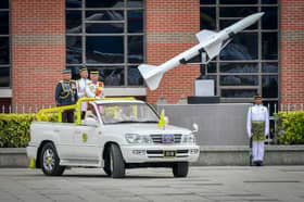 Agong, Raja Permaisuri berangkat ke istiadat mengarak panji