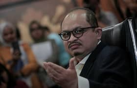 涉嫌受贿案：三苏抵达反贪会录供助查