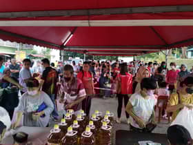 Warga emas pertama kali kunjungi jualan murah akui berbaloi, dapat berjimat