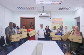 Wakil rakyat Sungai Ramal sumbang 10 komputer riba kepada pelajar IPT