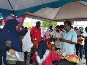 Hujan lebat tidak halang 450 penduduk kunjungi jualan murah DUN Sentosa