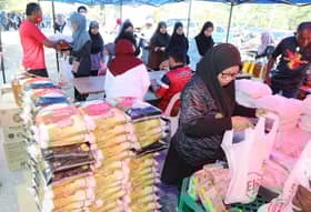 Pengunjung saran tambah lebih banyak barangan asas di jualan murah