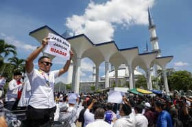 Scores gather in defence of Malay rulers, to submit memorandum on Monday