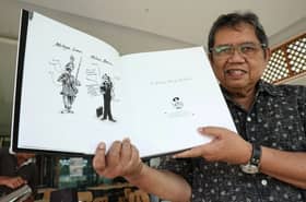 Sultan Nazrin bestows Datuk Lat with royal artist title