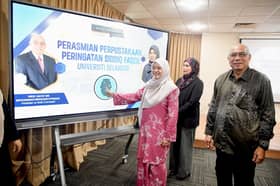 Keluarga serah lebih 10,000 koleksi buku Allahyarham Siddiq Fadzil kepada Unisel 