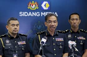 Kilang proses ubat batuk tiruan diserbu, wanita ditahan