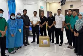 Yide terima sumbangan apron pakai buang bernilai RM50,000