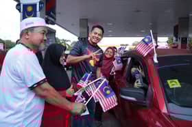 Wakil rakyat Batu Tiga edar 1,300 Jalur Gemilang, semarak semangat patriotisme