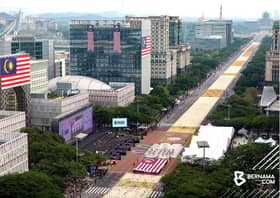Dataran Putrajaya a sea of colours as thousands celebrate National Day