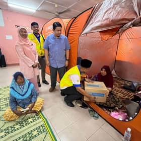 26 keluarga ribut Ampang Hilir terima bakul makanan Zakat Selangor