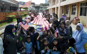 Ibu bapa ambil cuti, sertai aktiviti mewarna Jalur Gemilang bersama anak