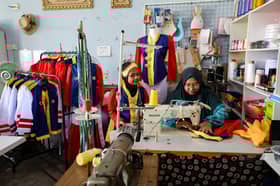 Tukang jahit zahir semangat merdeka, hasilkan baju berinspirasi Jalur Gemilang