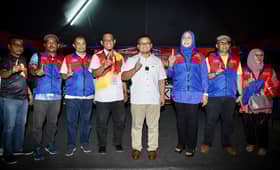 கோலசிலாங்கூர் பெர்மாத்தாங் தொகுதியில் சிவப்பு மஞ்சள் ஆரூஸ் வேட்பாளருக்கு வாக்கு வேட்டை. சிலாங்கூர் மந்திரி புசார்