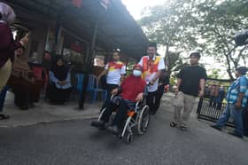 Hidap angin ahmar bukan penghalang warga emas turun mengundi