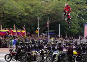 Anggota tentera wanita bangga jayakan lompatan rentas 66 motosikal di hadapan Agong, Permaisuri