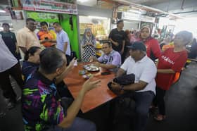 MB sarapan, beramah mesra dengan orang ramai di pasar Selayang Baru