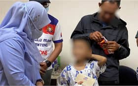 Budak tujuh tahun didera ibu ceria ditemani bapa, datuk