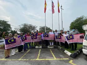 Kota Anggerik rep distributes Jalur Gemilang flags to stoke patriotism