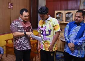PM donates to eldest son of Segamat crash victims