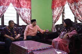 PM Anwar makes donation to P. Ramlee's son