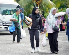 Penduduk luar DUN Batu Tiga tidak lepas peluang hadir jualan murah