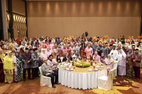 MBSA anjur makan malam, serah sumbangan kepada warga emas