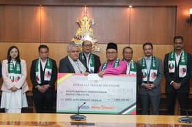 MB hands over RM1 mln donation to Palestine