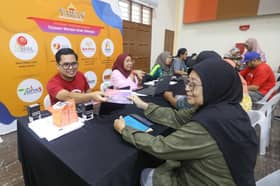 700 warga emas, OKU parlimen Gombak terima baucar beli-belah