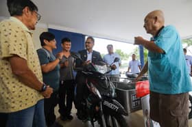Penjual sayur syukur dapat bantuan negeri, impian miliki motor roda tiga tercapai