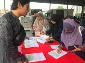 Orang ramai ambil peluang daftar skim air percuma negeri di program jualan murah