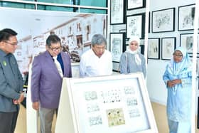 Sultan berkenan lawat galeri karikatur, kagumi karya Datuk Lat
