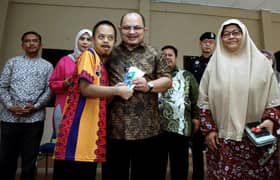 PM Anwar hands aid to Tambun storm victims