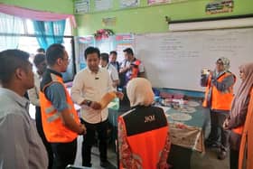 Mangsa bah di PPS SK Bangi terima bantuan pek makanan Kerajaan Negeri