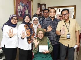 PM Anwar extends aid to veteran actress Mak Jah