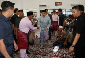 PM solat Jumaat di Masjid Taman Putra Perdana, bertemu penduduk setempat