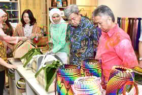 Sultan, Tengku Permaisuri berkenan lawat galeri kraf tangan Sarawak