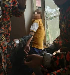 Bomba selamatkan kanak-kanak tersepit pada tingkap rumah