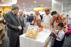 Sultan Sharafuddin donates over 2,600 books for Raja Tun Uda Library visitors