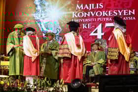 Sultan ingatkan graduan jaga susila, elak sentuh isu 3R