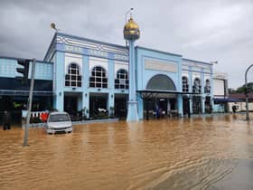 Mangsa pecah pintu, kopak bumbung selamatkan diri dari banjir kilat