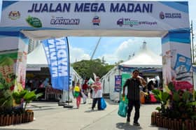 Pengunjung berbelanja kredit eMadani di program setahun bersama kerajaan Madani