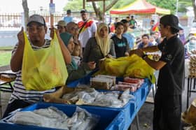 500 ayam, 300 kampit beras, telur habis tiga jam di JER Batu Tiga
