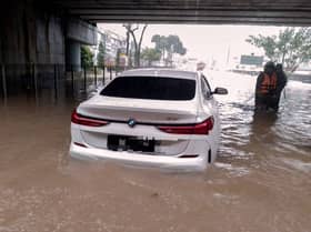 Pemandu warga emas, remaja terperangkap dalam kereta akibat banjir