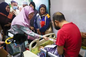 Dr Wan Azizah sampai sumbangan kepada pemuda OKU hidap pelbagai penyakit