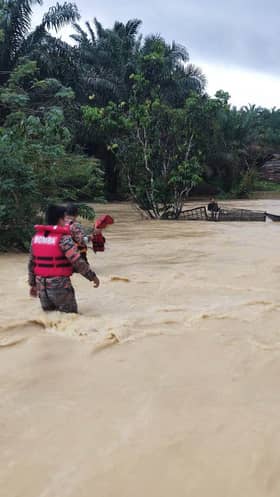 Bomba selamatkan penunggang motor hanyut dibawa arus deras