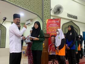 Hampir 2,000 calon SPM di DUN Pelabuhan Klang terima set alat tulis