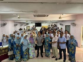 Hampir 600 calon SPM di DUN Seri Setia terima set alat tulis, air kotak