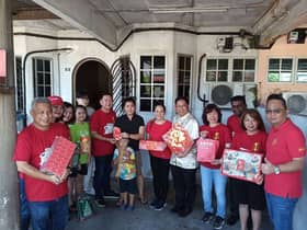 100 pesakit hospital Klang terima bakul makanan Tahun Baharu Cina