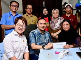 Anwar serah sumbangan kepada penyanyi Shima, doa diberi kekuatan